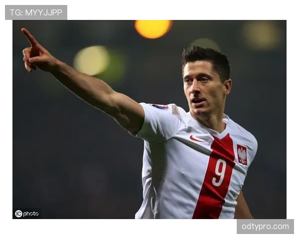 卢卡库与莱万终结模式分化：单点强攻如何让位于体系化分散进攻