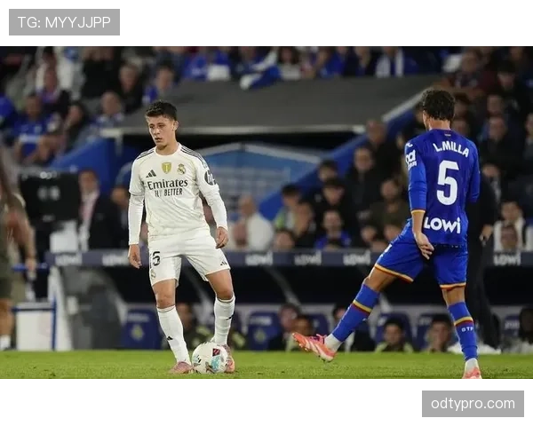 居莱尔在皇马中场竞争中的定位困境与出场时间瓶颈分析